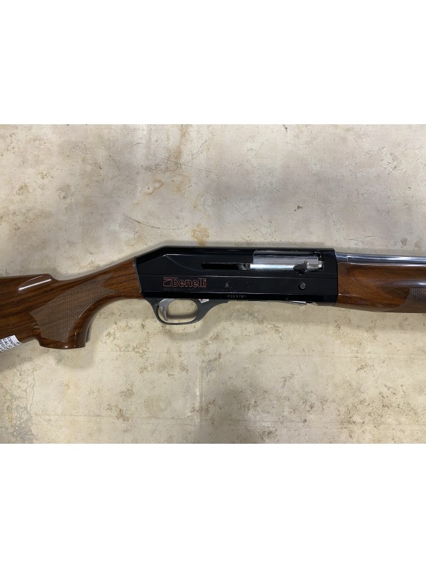Fucile semiautomatico di marca Benelli calibro 12 modello centro