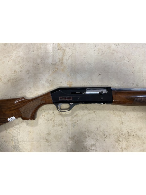 Fucile semiautomatico di marca Benelli calibro 12 modello centro