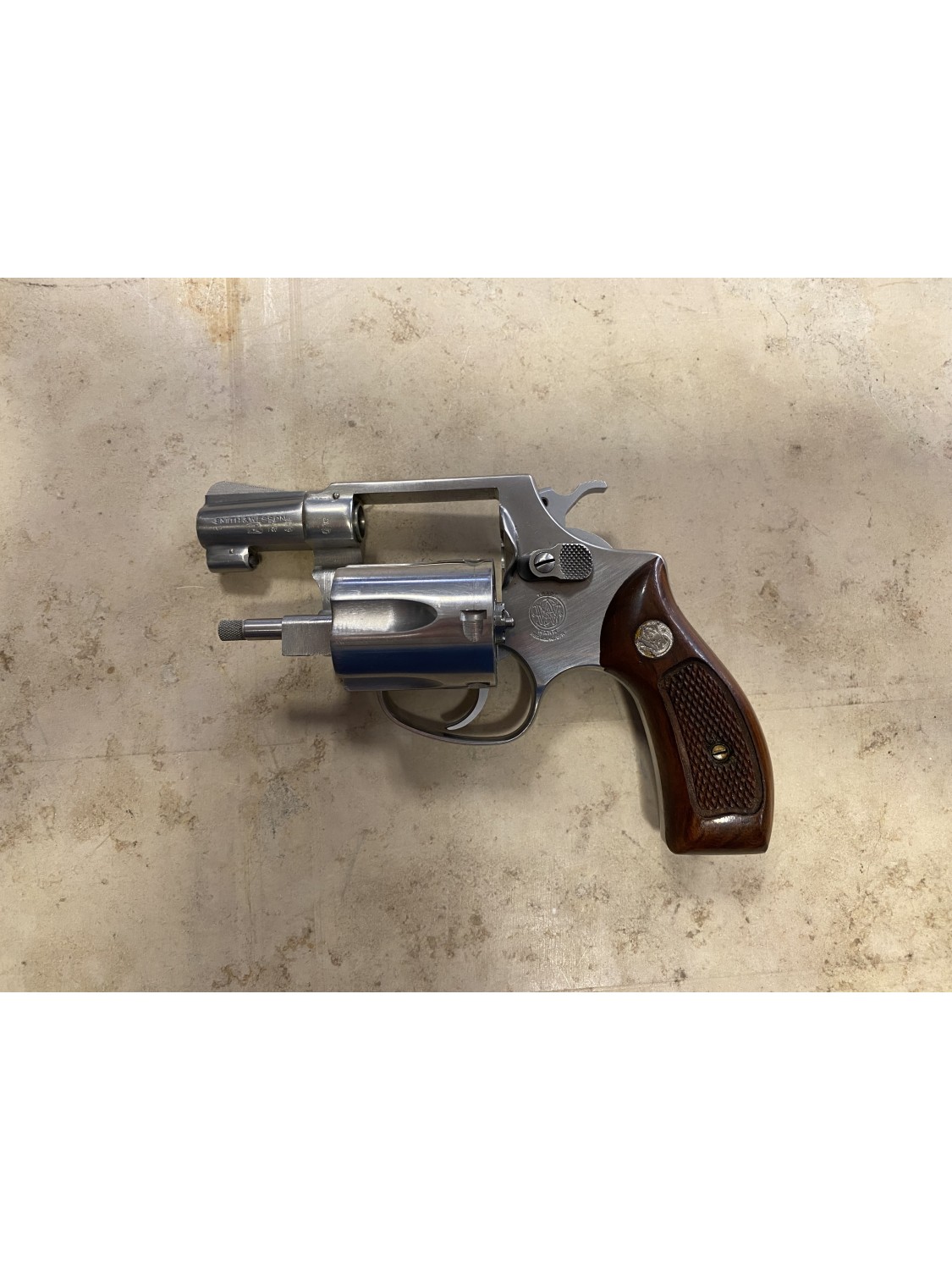 Revolver di marca Smith & Wesson calibro 38 special modello 60 5 colpi