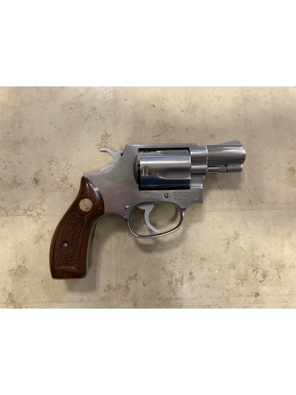 Revolver di marca Smith & Wesson calibro 38 special modello 60 5 colpi