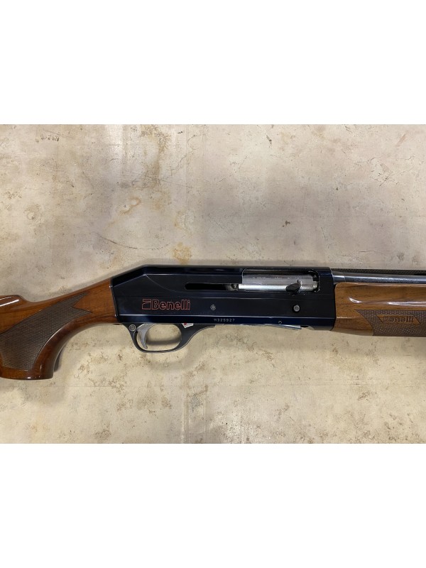 Fucile semiautomatico di marca Benelli calibro 12 modello centro