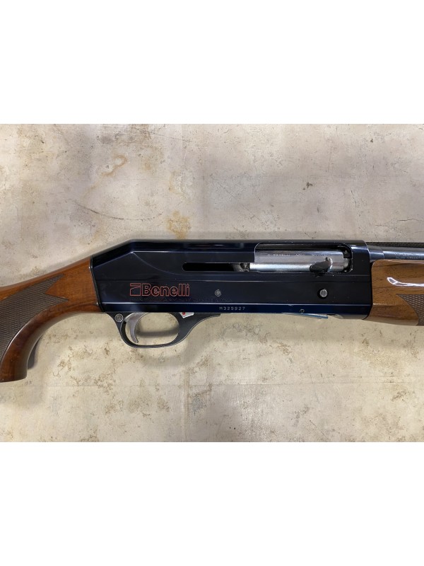 Fucile semiautomatico di marca Benelli calibro 12 modello centro