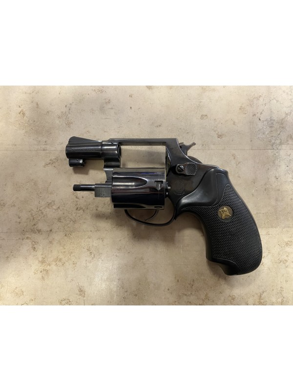 Revolver di marca Smith & Wesson calibro 38 special modello 36