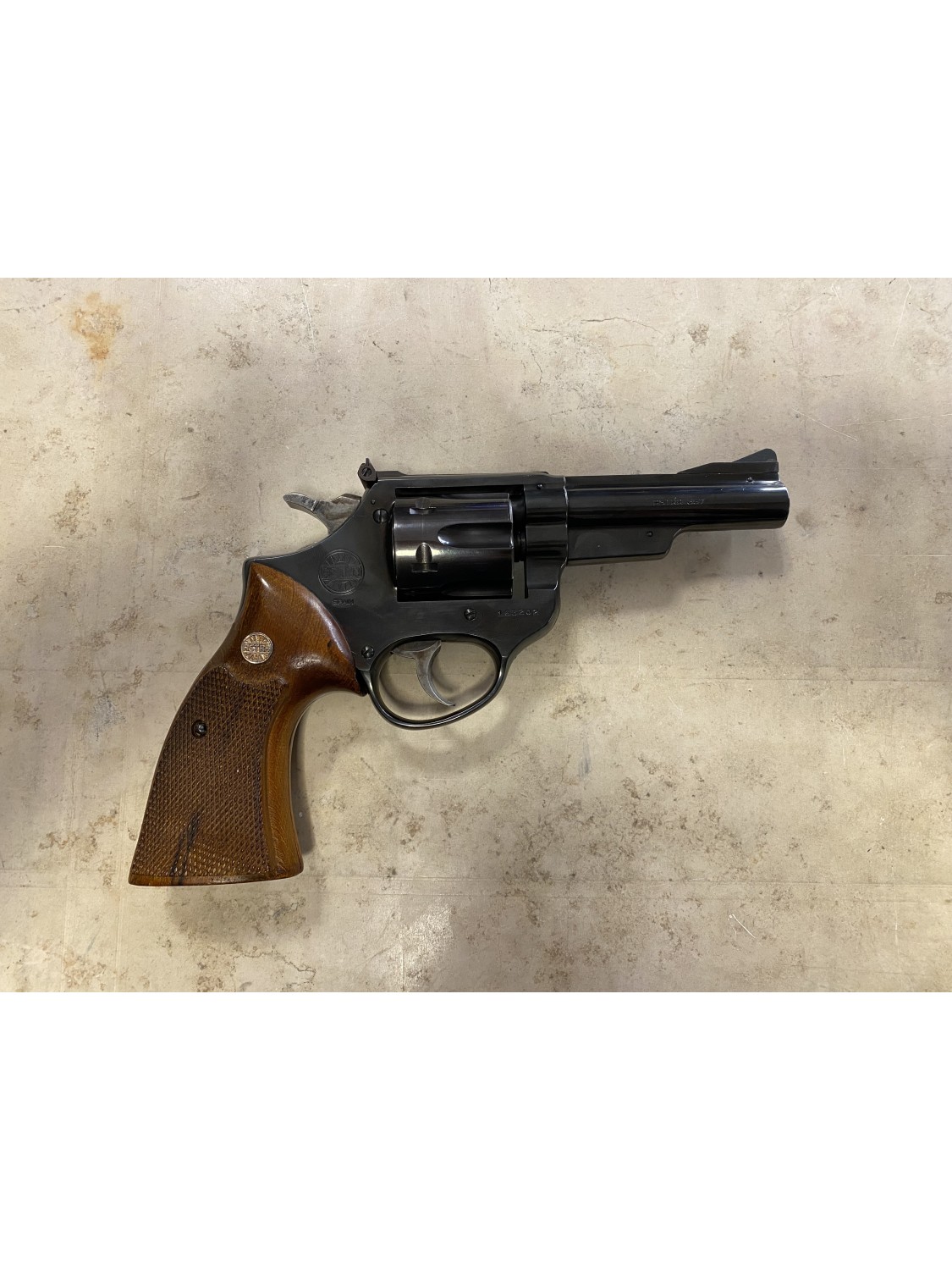 Revolver di marca Astra calibro 357 mag.